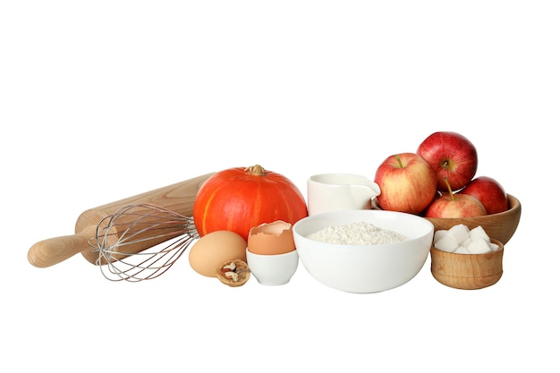 Kuchnia z talerzami i składnikami